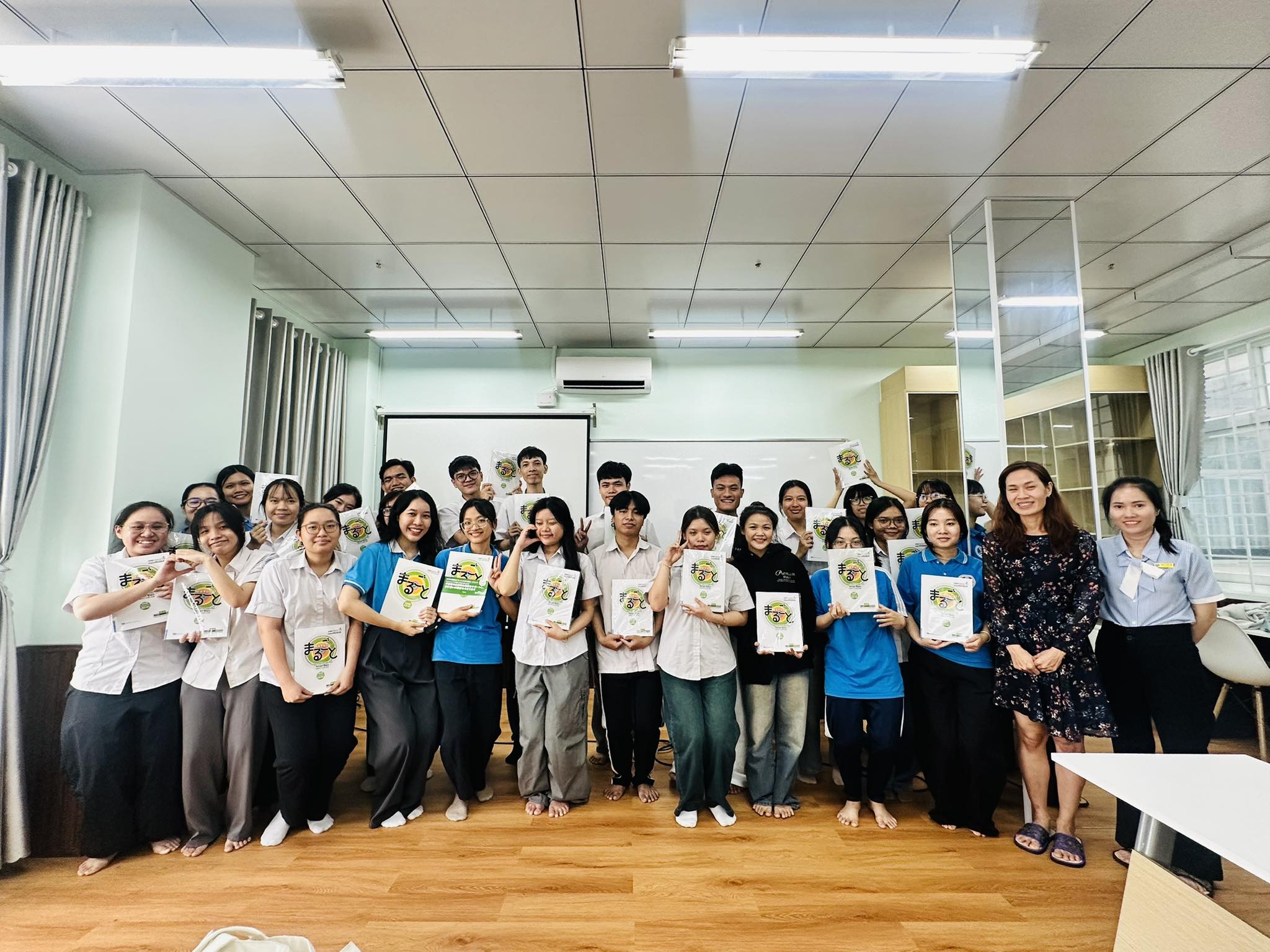 TRAO TẶNG GIÁO TRÌNH MARUGOTO CHO SINH VIÊN NGÀNH TIẾNG NHẬT